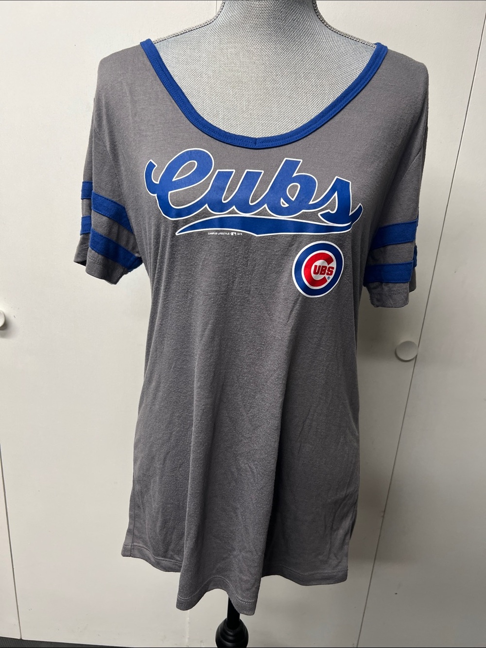 Chicago Cubs Women's Gray Scoop Neck Tee with Royal Blue Trim